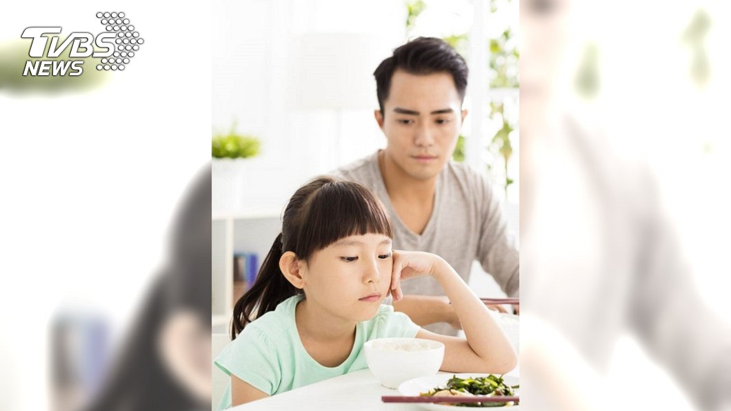 7歲童吃飯掉飯粒　老爸開罵「不要像狗一樣」結果慘