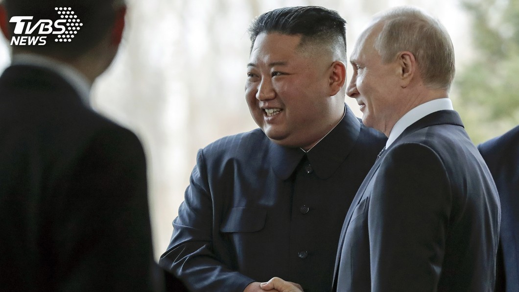 首次普金會 金正恩普欽玩交換禮物送對方寶劍