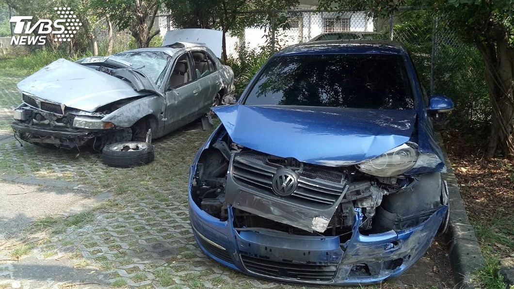 國道追撞車禍 竄出2黑衣人持刀械砸車後逃逸