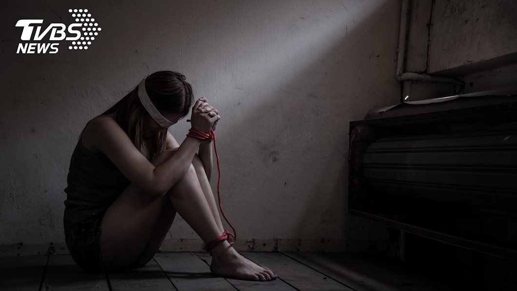 變態男疑逃家女告密！「烹刑」凌虐　熱熔槍燙大腿