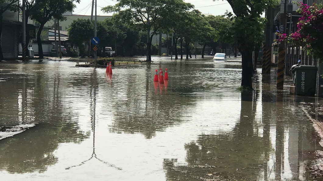 大晴天也淹水 高市自來水管爆裂2車受困