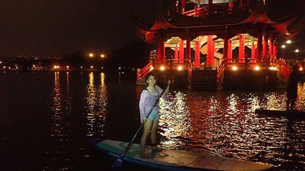 夜景水上活動推薦-蓮池潭夜划SUP。(圖/Tripbaa趣吧!亞洲自由行專家)
