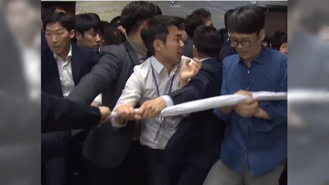 南韓國會上演全武行 拳打腳踢還拿鐵鍬破門