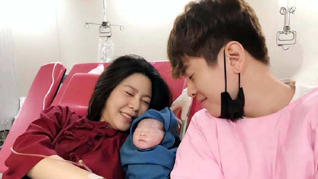 恭喜!女神白家綺生了 曬一家三口幸福照