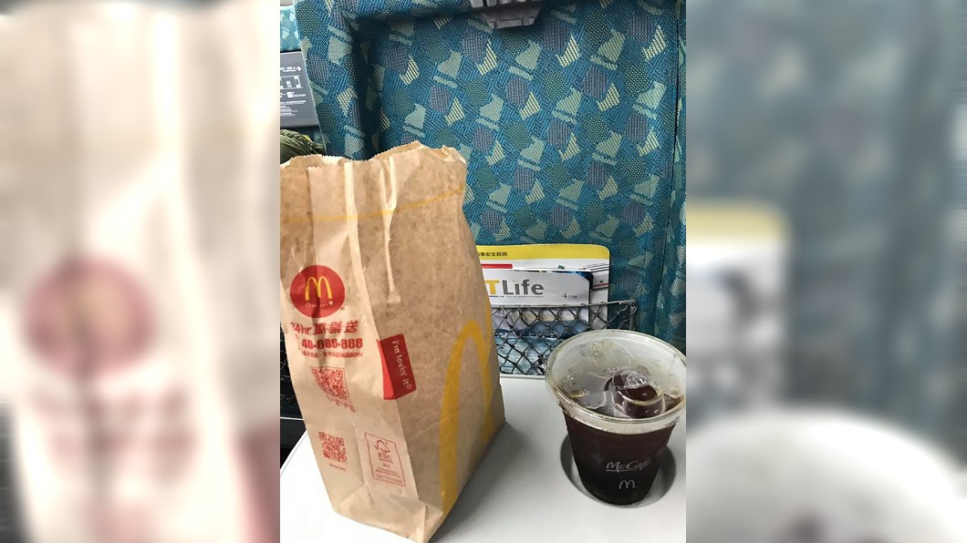 坐高鐵遇宗教團體！他一咬漢堡秒遭師姐狂瞪「包圍唸經」