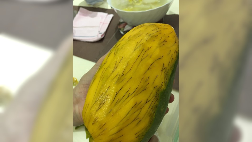 芒果去皮見「黑腳毛」 網友看完急喊:別吃下肚!