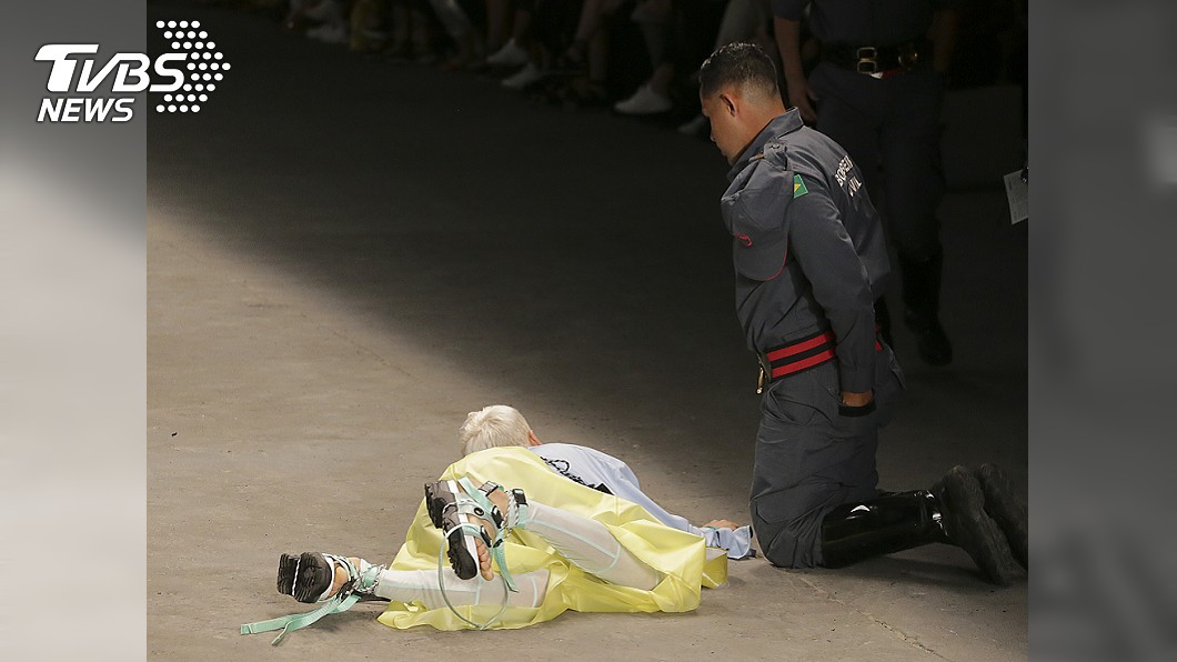 走秀突倒地不起 男模特慘死舞台...觀眾:以為是表演
