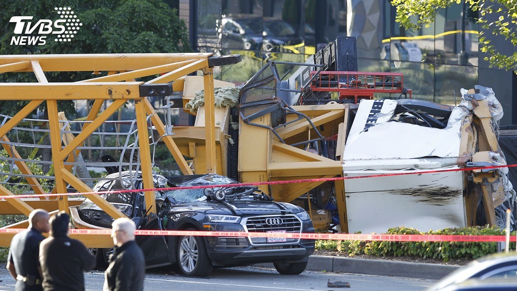 起重機從天墜落! 汽車扭曲變形釀4死