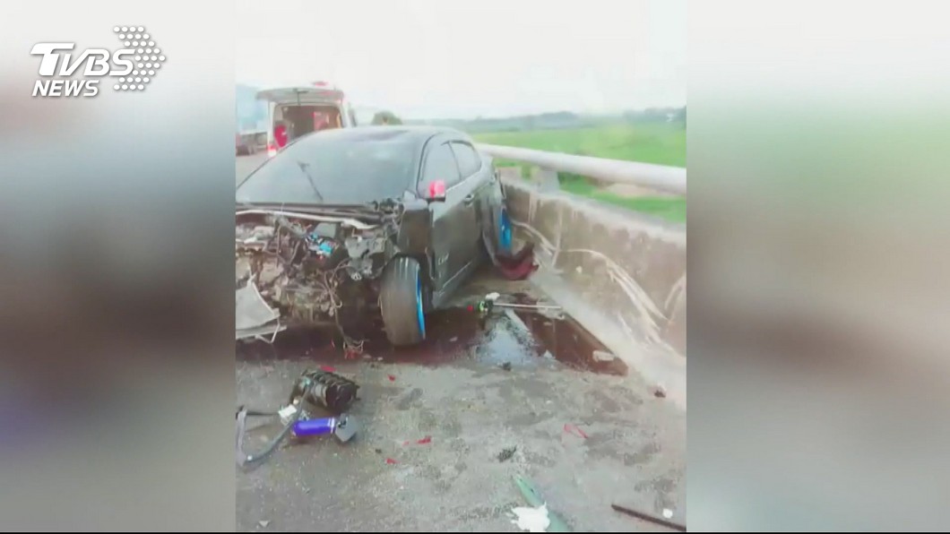 國道車禍1翻覆1車頭毀　疑2車競速波及無辜車輛