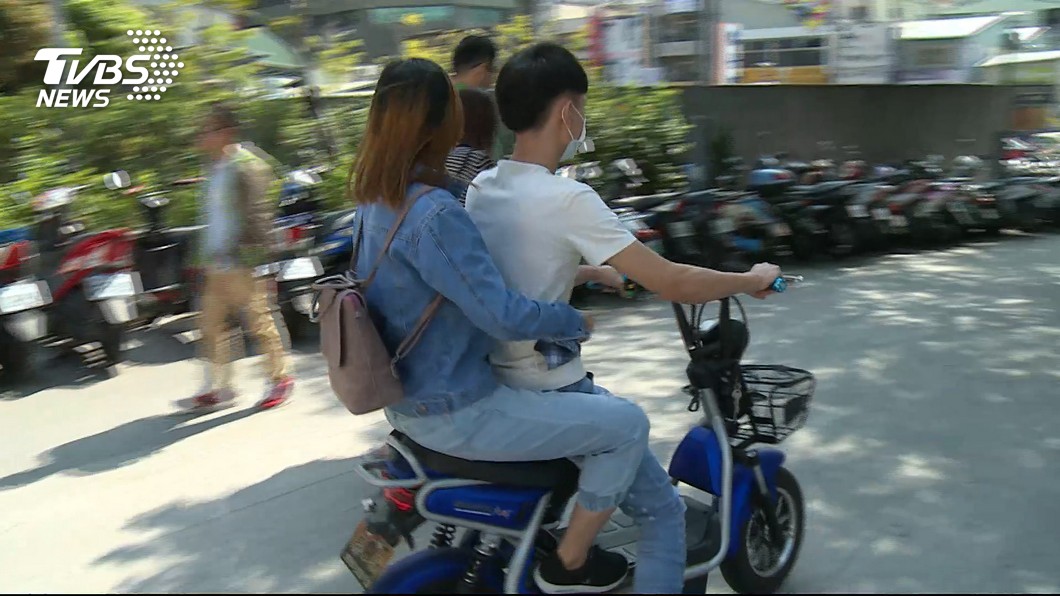 騎電動自行車要戴安全帽了! 立院三讀:沒戴罰3百元