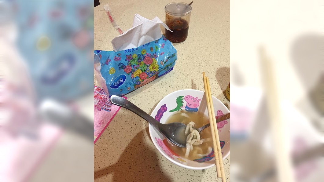 傻眼!他吃麵自備衛生紙 下秒結局竟「神展開」