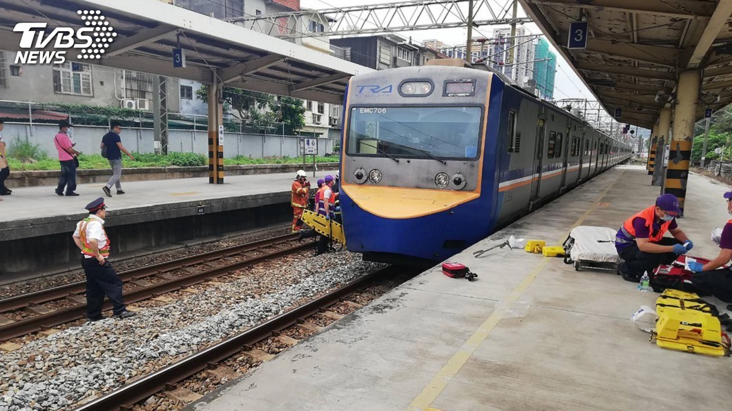 台鐵埔心站 旅客疑跳軌卡在列車下