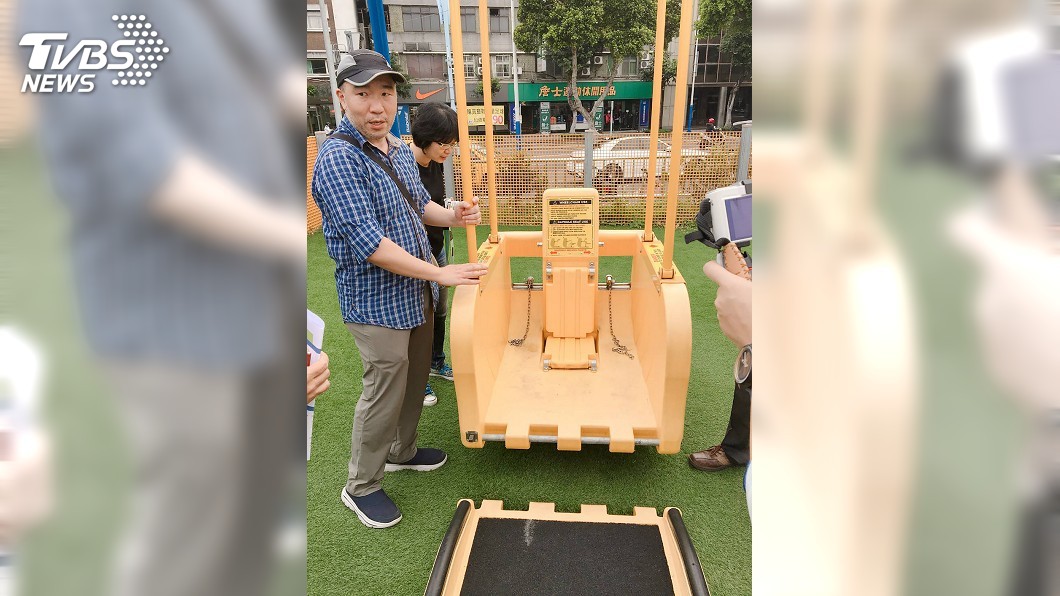 中市公園引進「輪椅鞦韆」 身障者也可體驗樂趣