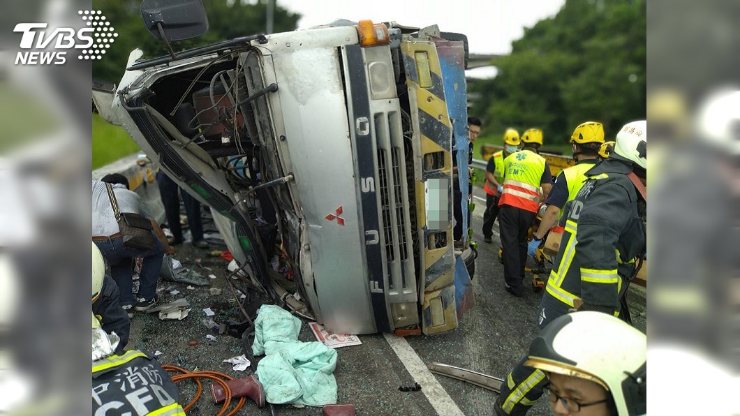 中山高王田交流道混凝土車翻覆　駕駛受傷送醫