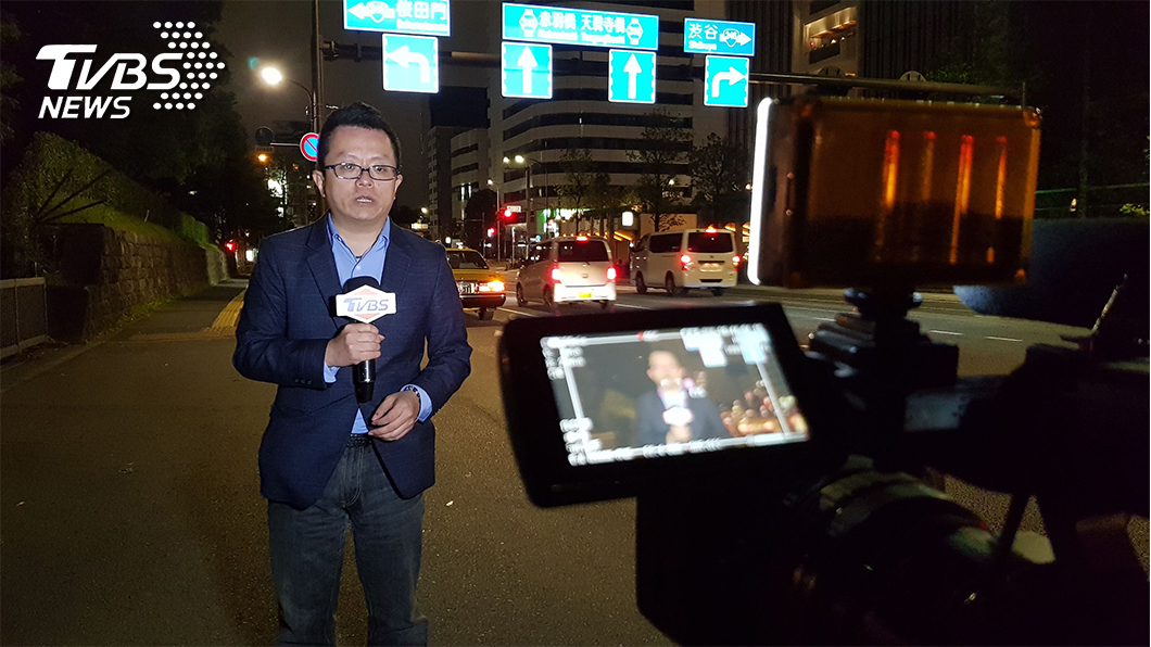 TVBS日本特派郭展毓在街頭採訪日本人對新任日皇的看法。(圖/TVBS)
