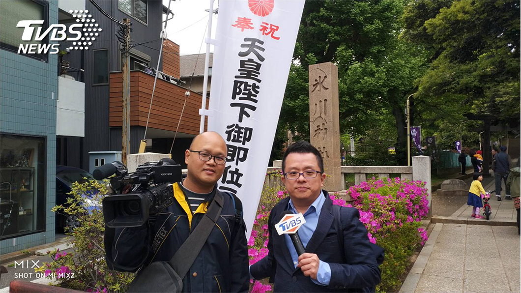 TVBS日本特派郭展毓與張智鈞赴日全程記錄日本天皇即位和退位典禮。(圖/TVBS)