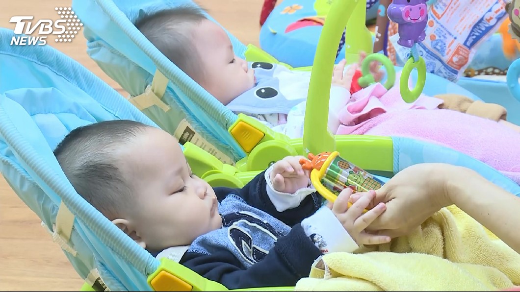還沒出生就爭寵?懷孕3月照超音波 雙胞胎姊妹「互毆」