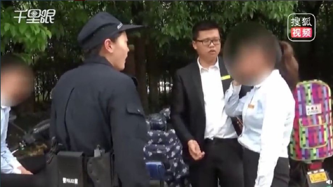 警方到場協調時,女方還是無法平復情緒。(圖/翻攝自微博)
