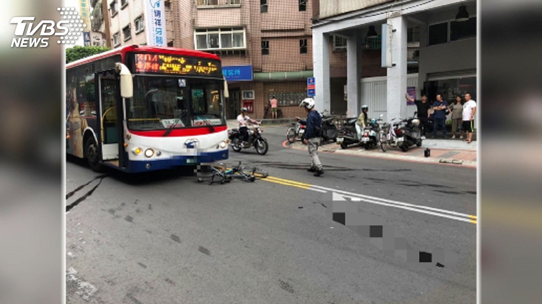 單車男閃臨停車　擦撞後車遭公車撞死