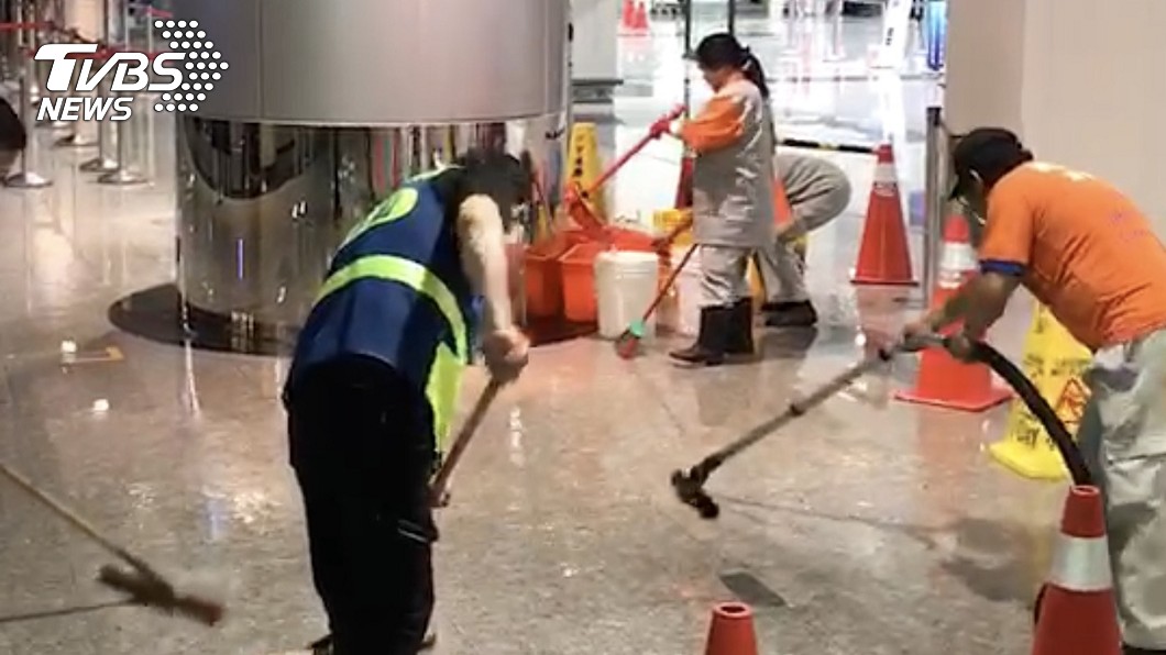 凌晨瞬間大雨 桃機櫃檯滲水了