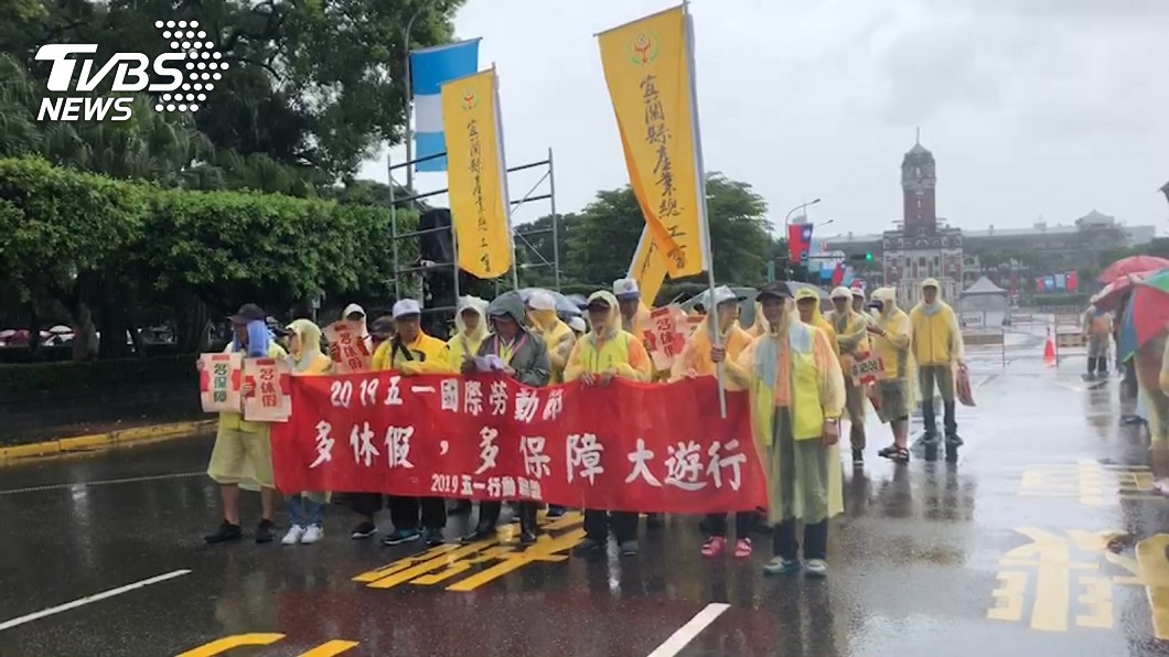 五一勞動節大遊行出發 6千名勞工走上街頭
