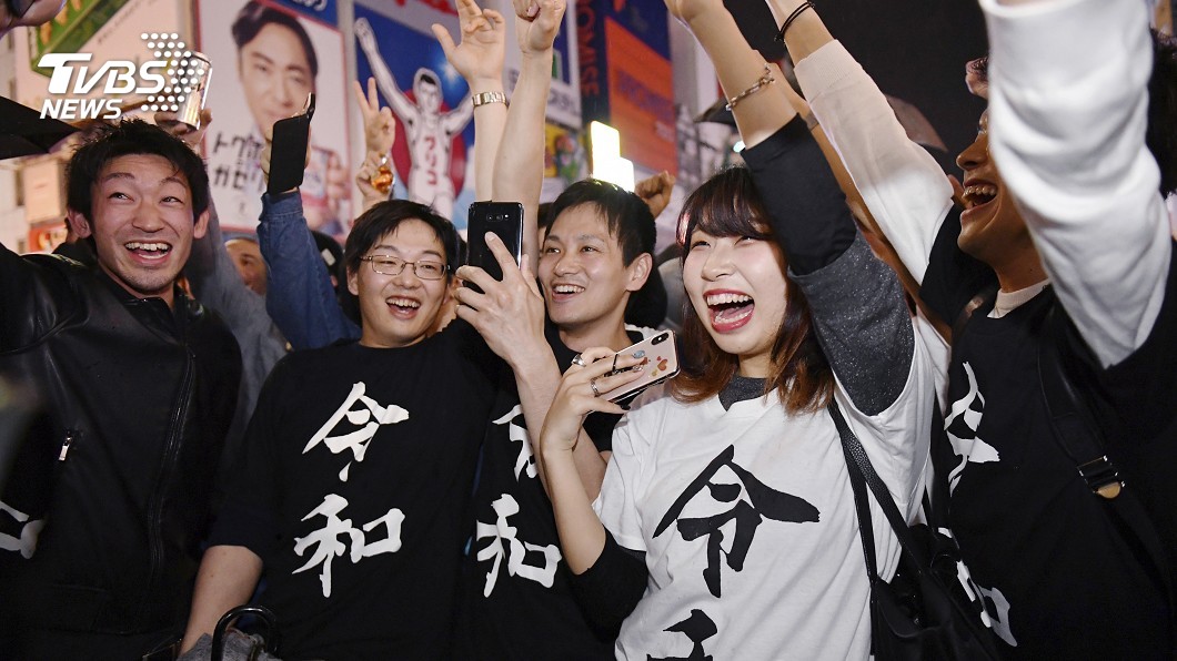 熱鬧得像是跨年倒數 午夜時分迎接令和到來