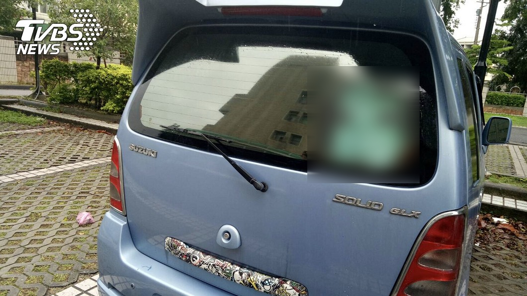 慎入!後擋車窗有鬼臉? 民眾嚇:心臟會停掉耶