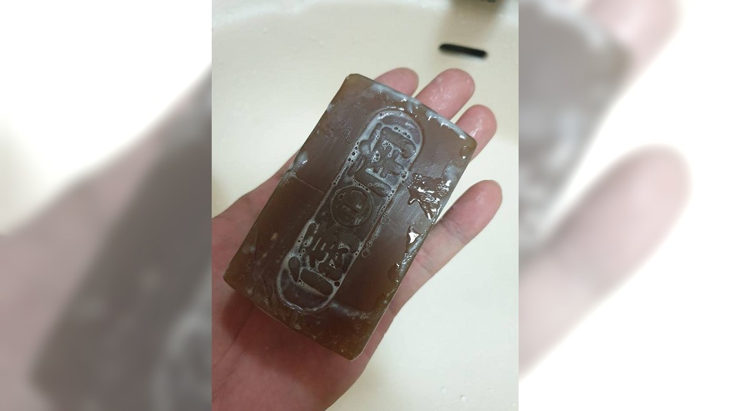 有男網友分享自己最近使用該款肥皂後感覺超舒爽,決定以後就用它了。(圖/翻攝自爆廢公社公開版)