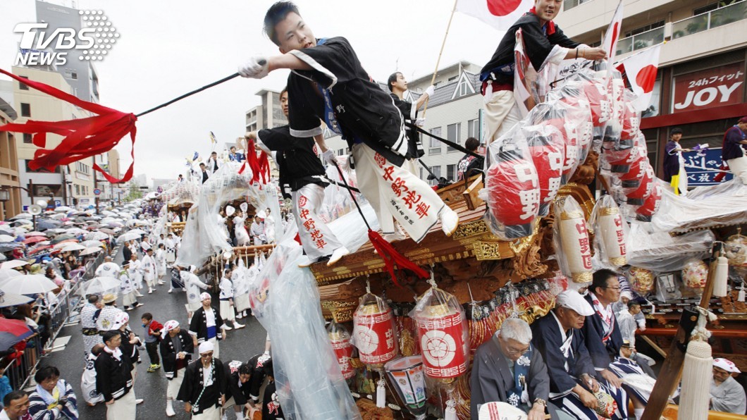 日民眾冒雨「令和」倒數 大阪跳河迎新年號