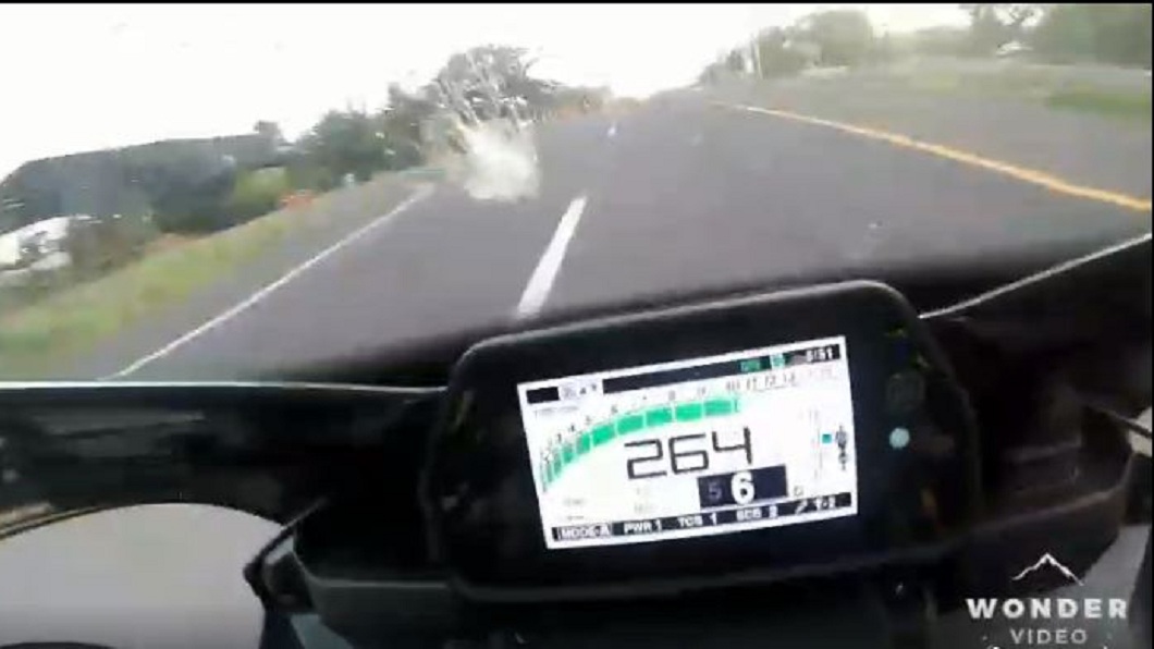 從行車紀錄器看到,重機騎士一度飆到最高時速264公里。(圖/翻攝自臉書)