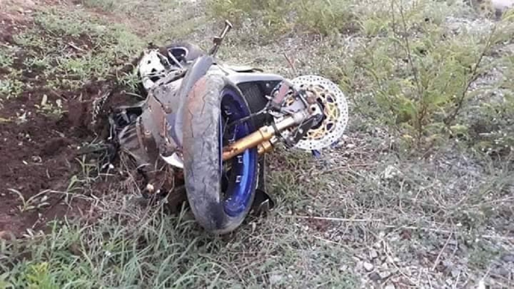 最後車輛失控撞上燈柱,騎士當場慘死。(圖/翻攝自臉書)