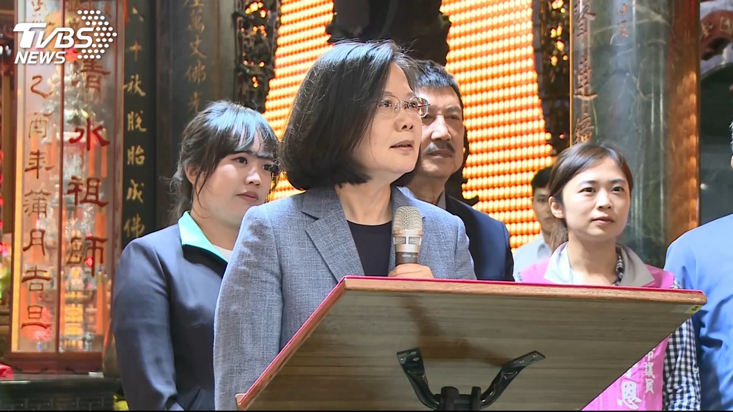 總統逛淡水老街遇陳情 男淚訴:蔡政府害我們家破人亡