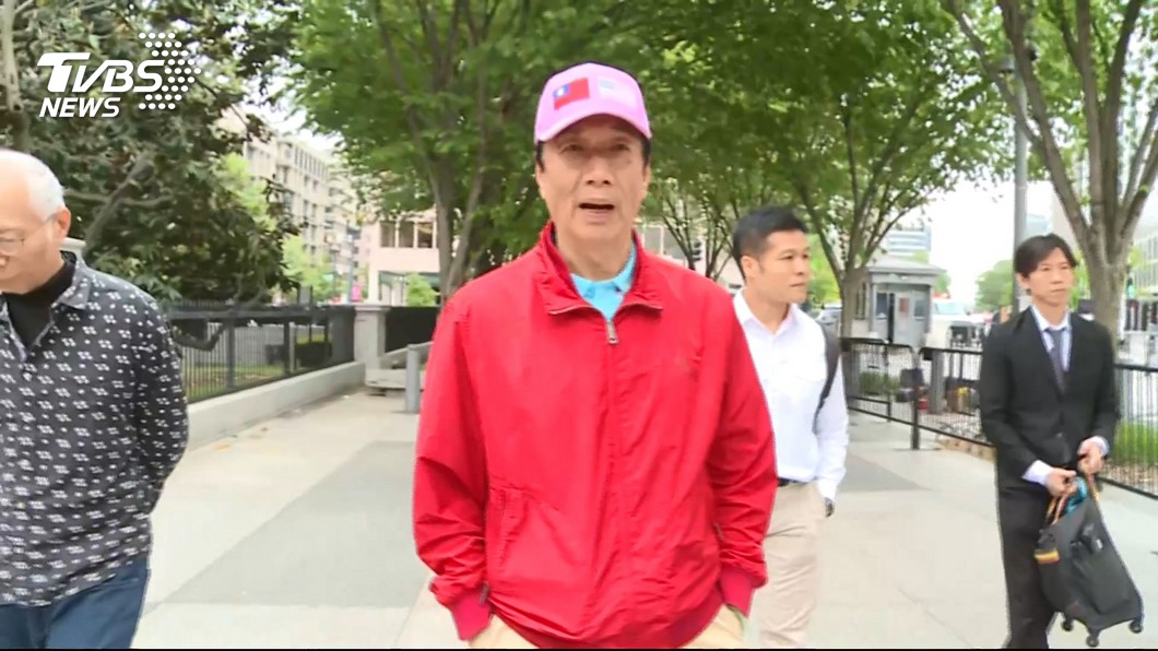 郭董華府旁散步!戴台美國旗帽 被問見川普?面露微笑