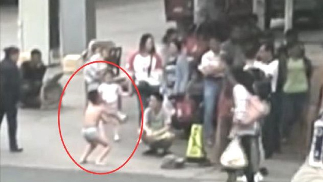 偷摸女同學屁股！母怒罰兒街頭「穿內褲半蹲」