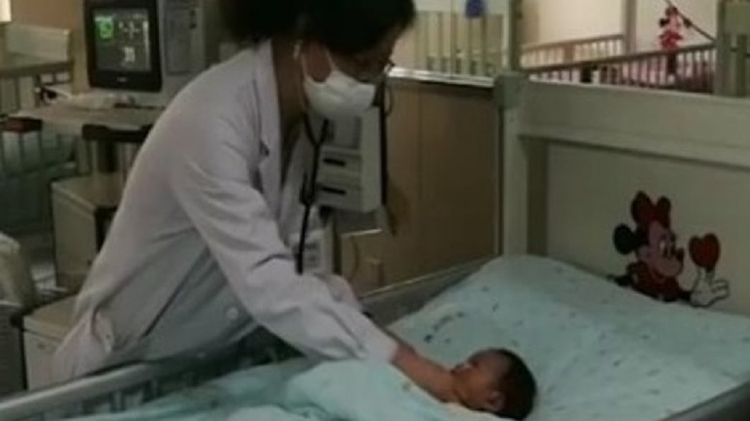 女嬰狂咳患肺炎！醫照X光嚇傻：內臟全長相反
