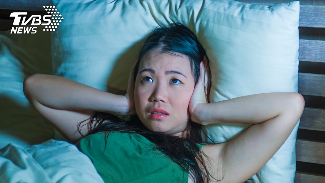 人妻揪男同事回房 下鋪室友「4D體驗」半小時晃醒