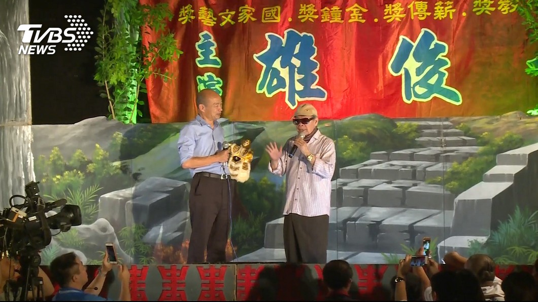 布袋戲大師黃俊雄曾南下高雄林園義演，支持韓國瑜參選高雄市長。（圖／TVBS資料畫面）