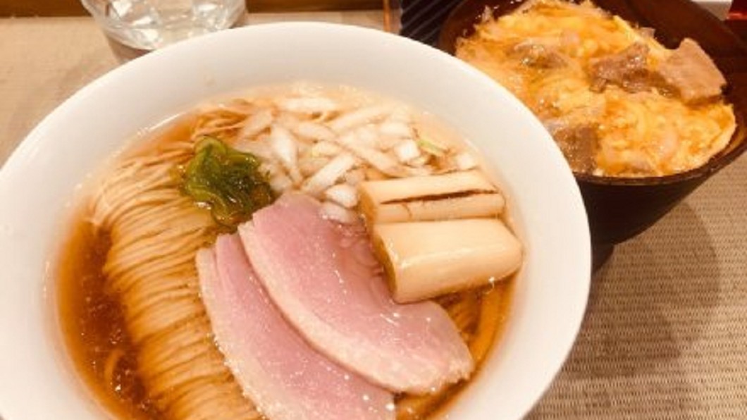 日本拉麵新流行　比臉大炸雞排沾湯吃更美味
