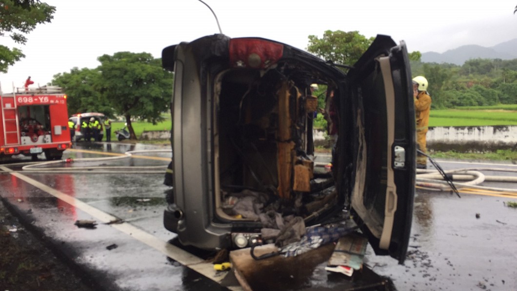 火燒車!駕駛自撞路樹哭求救家人 警傻眼:車上只有他