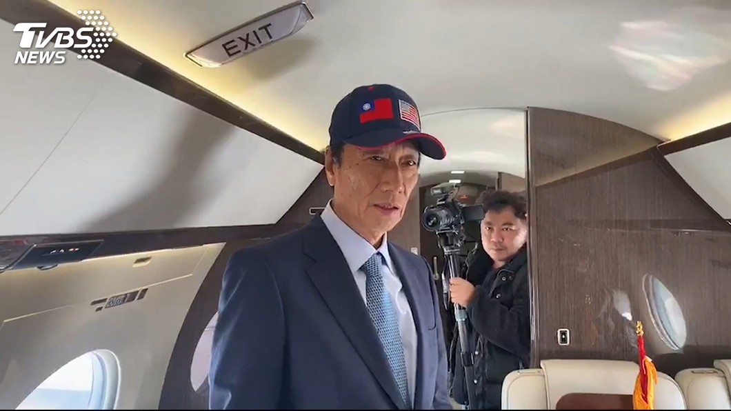 罕見邀記者搭專機 郭台銘「空中辦公室」曝光