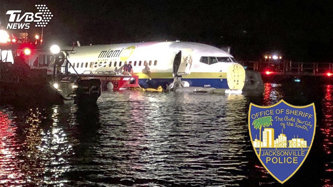 波音737衝出跑道墜河 乘客:機身撞地被彈起