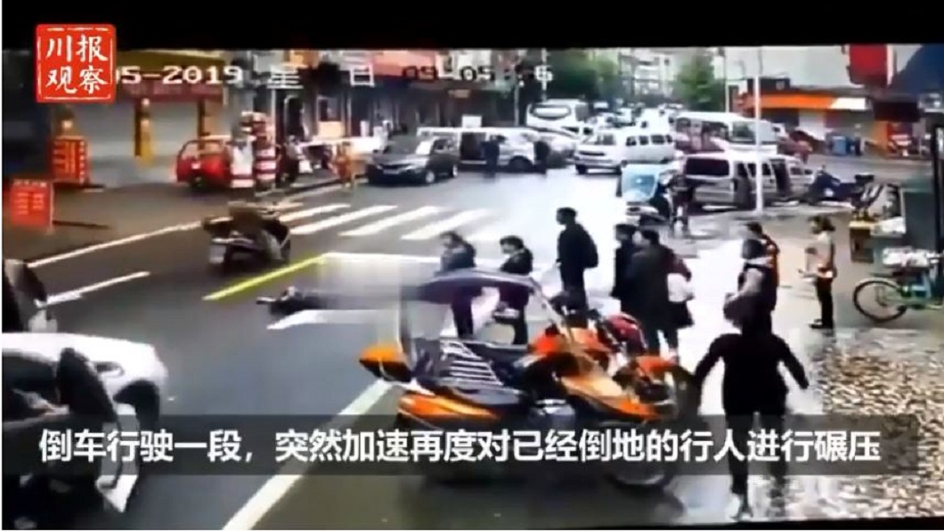 沒想到駕駛撞倒人非但不停下,反而倒車再加速往前輾過對方。(圖/翻攝自YouTube)