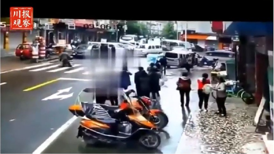 越野車駕駛想要肇事逃逸,不料卻撞到停在一旁的巴士,當場被逮。(圖/翻攝自YouTube)