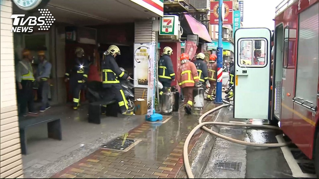 疑更換瓦斯桶不慎 早餐店氣爆!4傷送醫