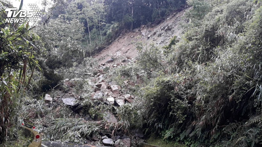 南投台21線觀山路段坍方 預計傍晚搶通