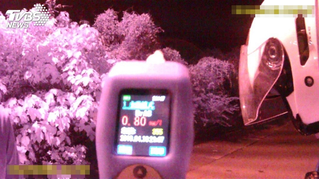經過酒測酒測值高達0.80毫克，男子辯稱沒看到紅燈，哀求警方放過他。(圖／TVBS)