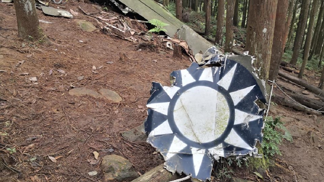 軍機失事沉睡深山40年 少校遺孀淚崩入山招魂