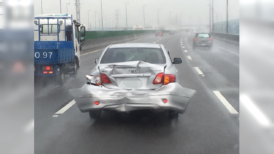 張開翅膀要起飛？國道「瀟灑神車」如變形金剛