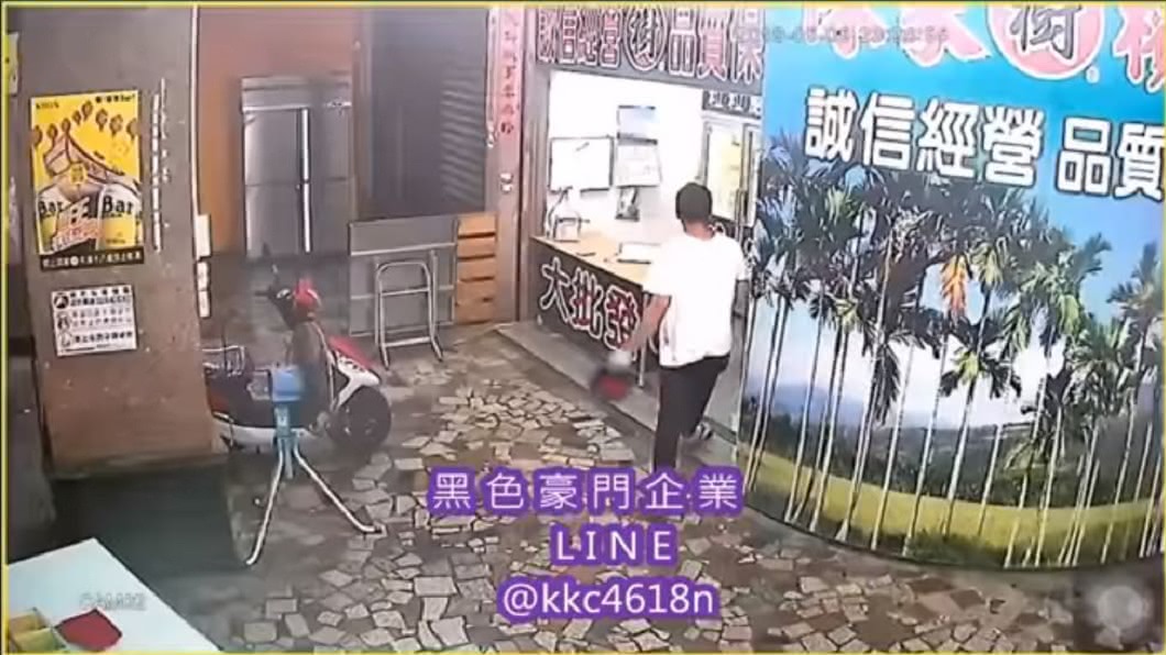 疑似追不到檳榔妹 男持安全帽狂毆暴打她