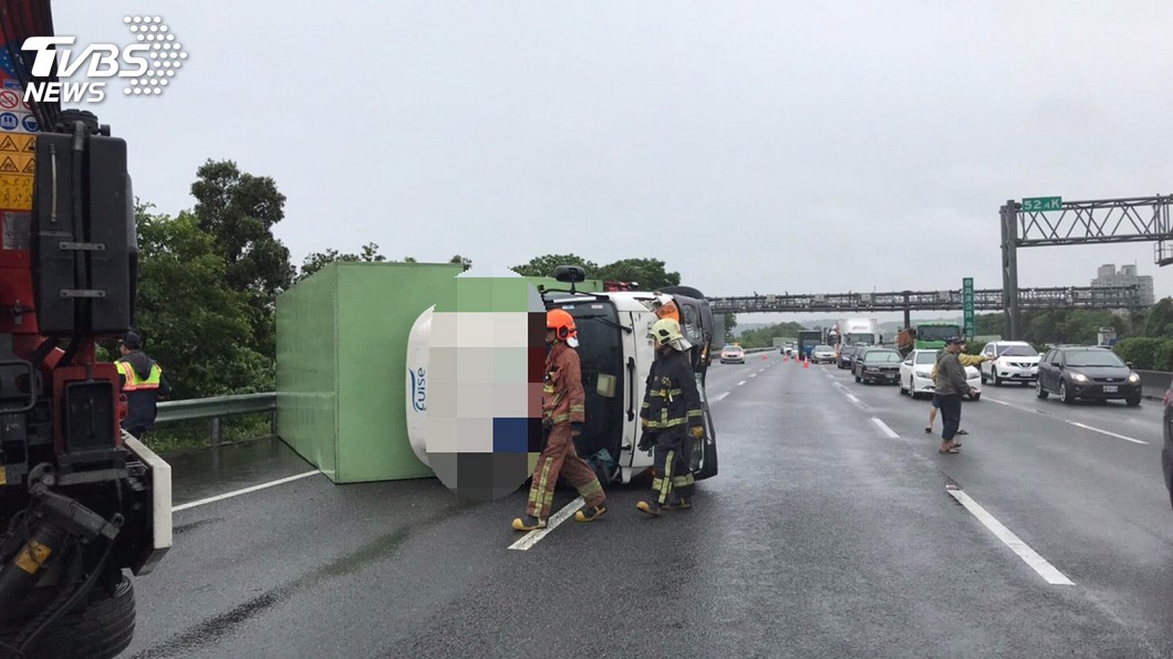 國3北上三鶯路段大貨車翻覆 回堵4公里